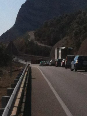 Cues a la C-14 per l'accident d'un camió