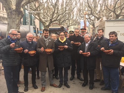 Degustació de la Calderada per part de les autoritats