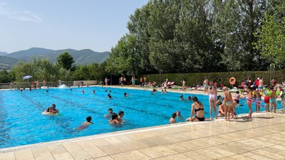 La piscina municipal de la Seu d'Urgell, aquest dimarts, en el punt àlgid de l'episodi de calor (Foto: ACN)