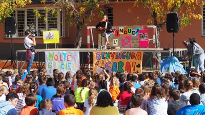 Concert de la cantant Sara Roy per als alumnes de l'Escola Albert Vives de la Seu