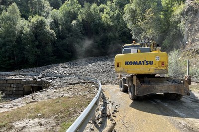 Una màquina treballant per retirar el material caigut en una esllavissada a la carretera d'accés a Port Ainé (Foto: Albert L. Cobo)