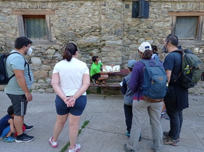 Grup de visitants a la Casa de l'Os d'Isil fent una activitat (Foto: Casa de l'Os)