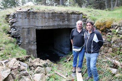 Pere Secases i l'alcalde de Toses, Joan Bernadas, al costat d'un búnquer (Foto: ACN)