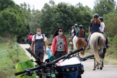 Senderistes i aficionats a l'hípica, en un camí a prop del riu Segre, a Isòvol (Foto: ACN)