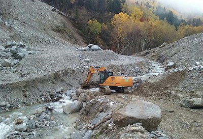 Excavadora treballant a la llera del riu Valarties, a la població d'Arties (Foto: CHE)