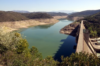 La presa de Rialb, aquest mes d'abril passat, quan estava a només un 6% de capacitat (Foto: ACN / arxiu)