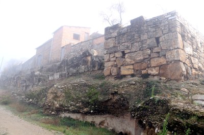 Primer pla d'una torre de l'antiga muralla d'Aeso, a la localitat d'Isona, al Pallars Jussà (Foto d'arxiu/ACN)
