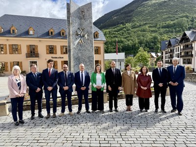 Foto institucional dels representants a la Comissió Bilateral Generalitat-Conselh Generau d'Aran davant de la plaça del Conselh Generau (Foto: ACN/Marta Lluvich)