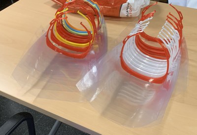 Màscares de protecció fetes pels 'makers' de l'Alt Urgell per al personal del Sant Hospital (Foto: J. Fàbrega)