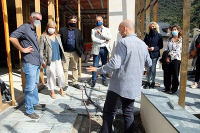 La consellera de Cultura, Àngels Ponsa, ha visitat les obres de la futura biblioteca comarcal del Pallars Sobirà (Foto: ACN)