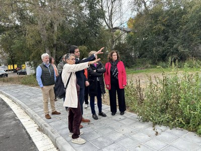 Joan Barrera explica a Olga Pané les característiques dels terrenys on es construirà l'Hospital Comarcal de l'Alt Urgell
