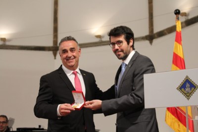 L'alcalde de la Seu, Albert Batalla, lliura la Medalla de la Ciutat al president de Cadí, Lluís Clotet (Foto: Ajuntament de la Seu)