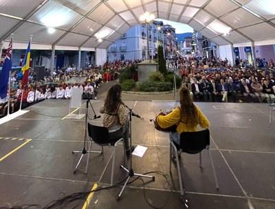 Actuació de les acordionistes Eva Campi i Laia Font a la inauguració de les Finals de la Copa del Món 2022 de Canoa Eslàlom i Caiac Extrem