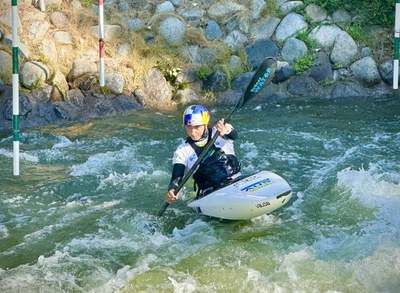 Jessica Fox, campiona olímpica de C1, en un entrenament al Parc del Segre aquesta setmana (@RaftingParc)