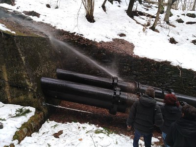 Fuita d'aigua en una junta de la canonada de la central de Capdella, l'any 2018 (Foto: arxiu)