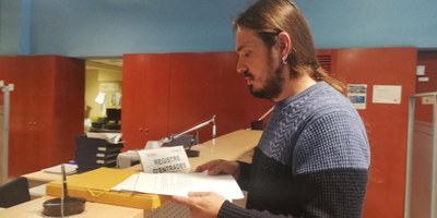 Josep Plasencia presenta la sol·licitud per a la reversió pública de les hidroelèctriques de la Vall Fosca (Foto: CUP)