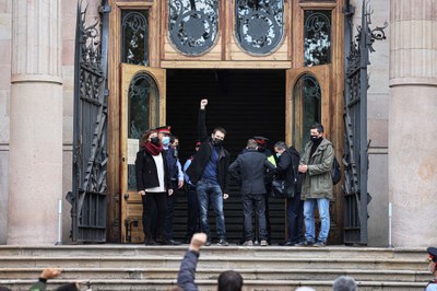 El diputat de la CUP i membre de la Mesa del Parlament de Catalunya, Pau Juvillà, entrant a la seu del Tribunal Superior de Justícia de Catalunya (Foto: ACN)