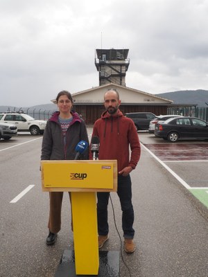 Núria Valls i Arnau Quingles, en una roda de premsa davant l'Aeroport Andorra-la Seu