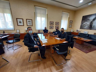 Bernat Lavaquiol, Dani Cornellà i Pau Juvillà, amb el rector de la UdL, Jaume Puy