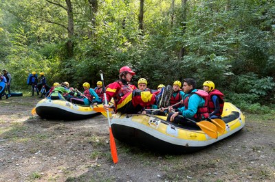 Turistes aprenent les tècniques del ràfting abans d'entrar al riu Noguera Pallaresa a Llavorsí (Foto: ACN)