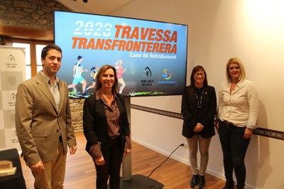 Joan Barrera, Mireia Codina, Bàrbara Romeu i Diana Sánchez, en la presentació de la 10a edició de la Travessa Transfronterera (Foto: Ajuntament de la Seu d'Urgell) 