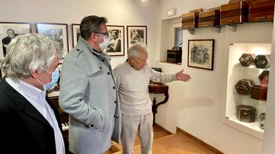El president de la Diputació de Lleida, Joan Talarn, amb el músic investigador i divulgador del folklore català, Artur Blasco, a Arsèguel (Foto: Diputació de Lleida)