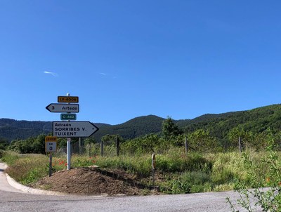Cruïlla de la carretera d'Artedó a Adraén