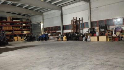 Magatzem de la Caparrella, a Lleida, habilitat per gestionar les donacions d'ajuntaments per als municipis afectats pels aiguats (Foto: DdL)