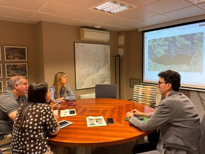 La diputada de l’àrea de Serveis Tècnics, Cristina Morón, i el director de l’àrea, Ivan Sabaté, s’han reunit aquest divendres amb l’alcaldessa d’Isona i Conca Dellà, Jeannine Abella, per explicar-li la restauració del Castell d'Orcau (Foto: Diputació de L