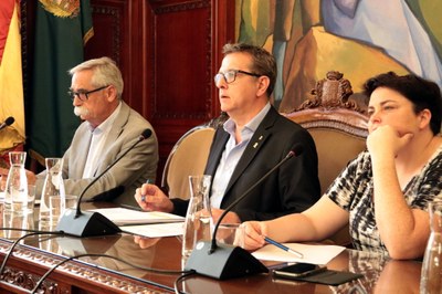Estefania Rufach (dreta), amb Antoni Navinés i Joan Talarn, en un ple de la Diputació (ACN / arxiu)