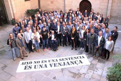 Alcaldes i regidors de la demaració de Lleida mostren el rebuig a la sentència del TS (Foto: Diputació de Lleida)