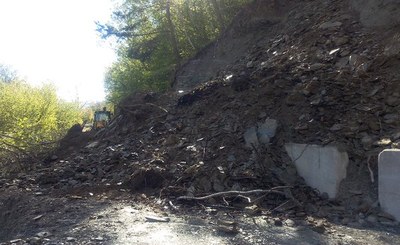 Esllavissada a la carretera d'accés a Baiasca
