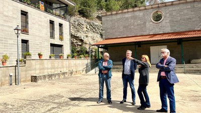 Joan Talarn i Antoni Navinés visiten el Pont de Bar acompanyats de l'alcaldessa, Rosa Andorrà