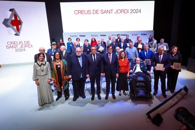 Fotografia de grup de les persones i entitats distingides enguany amb la Creu de Sant Jordi (Foto: Generalitat de Catalunya)