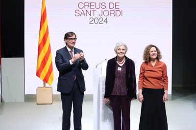 Maria Antònia Peralba recull la Creu de Sant Jordi de mans del president de la Generalitat, Salvador Illa (Foto: Delegació del Govern a l'Alt Pirineu i Aran)