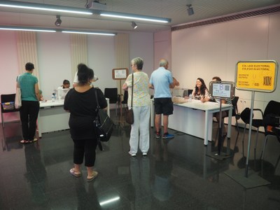 Votants al col·legi electoral de l'Arxiu Comarcal, a la Seu d'Urgell, aquest diumenge