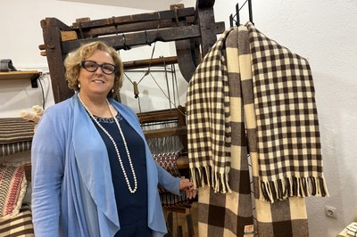 La propietària de la Fàbrica de Mantes de Pont de Suert, Teresa Dies, mostrant un dels tapaboques que confecciona (Foto: ACN/Marta Lluvich)