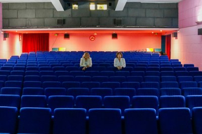 Les germanes Montse i Irene Guiu, entre les butaques de la sala de cinema gran (Foto: ACN/Marc Codinas)