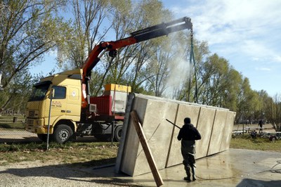 Un operari fent tasques de desinfecció a Banyoles, dissabte passat (Foto: ACN)