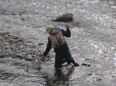 Un home practicant pesca esportiva al riu Noguera Pallaresa (Foto d'arxiu/ACN)