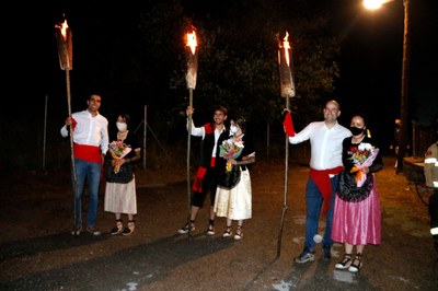 Els fallaires amb les seves pubilles un cop finalitzat el descens i ja a la Pobla de Segur (Foto: ACN)