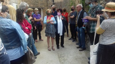 Visita a Ossera per mostrar la senyalització de les cases de les trementinaires (Foto: CCAU)