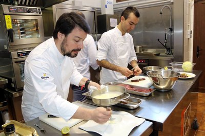Taller de cuina de caça amb Sergi de Meia a la Festa dels Banuts (Foto: ACN)