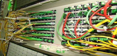 Enllaços de fibra òptica (Foto: redeszone.net)
