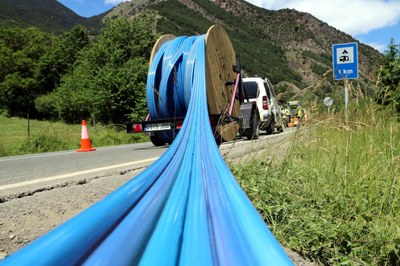 Cablejat de fibra òptica a la C-13, a Llavorsí (Foto: ACN)