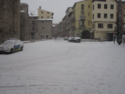 La plaça dels Oms, coberta de neu