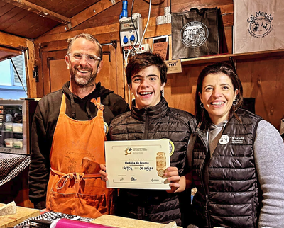 Parada de la formatgeria Cal Majuba a la Fira de Sant Ermengol 2024, en què van obtenir una medalla de bronze (Foto: arxiu)