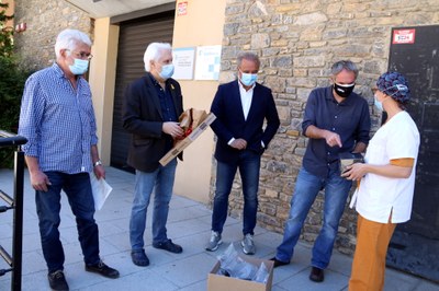 Una metgessa del CAP de Sort ha rebut un ecògraf de mans del gerent de la formatgeria El Tros de Sort (Foto: ACN)