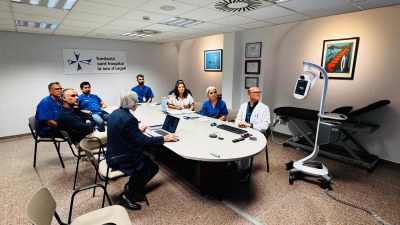 Professionals de la salut de la Fundació Sant Hospital de La Seu d'Urgell durant una sessió de treball sobre la TeleUCI. (Foto: Institut Català de la Salut)