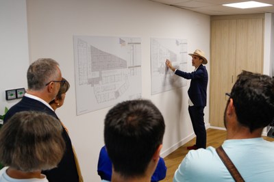 Un moment de l'explicació del projecte a les autoritats per part de l'arquitecte responsable (Foto: ACN/Marc Codinas)